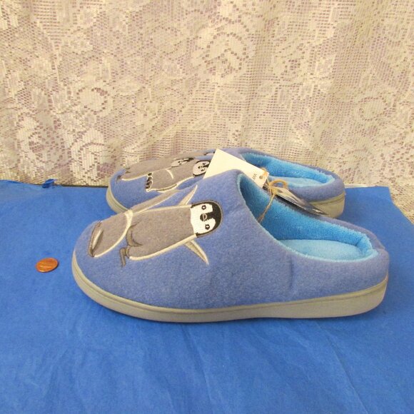 WWE Unisex Penguin Slippers Mens Size 7/8 Womens Size 9/10 *****Runs Small - Picture 1 of 7